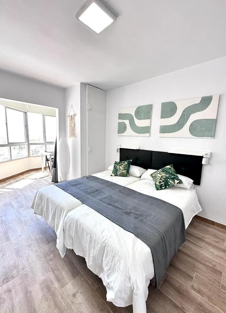 New Stylish Studio With Pool & Sea View トレモリノス アパート